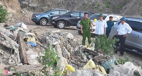 Lại phát hiện gần 100 m3 rác thải Formosa dưới dãy núi Hoành Sơn